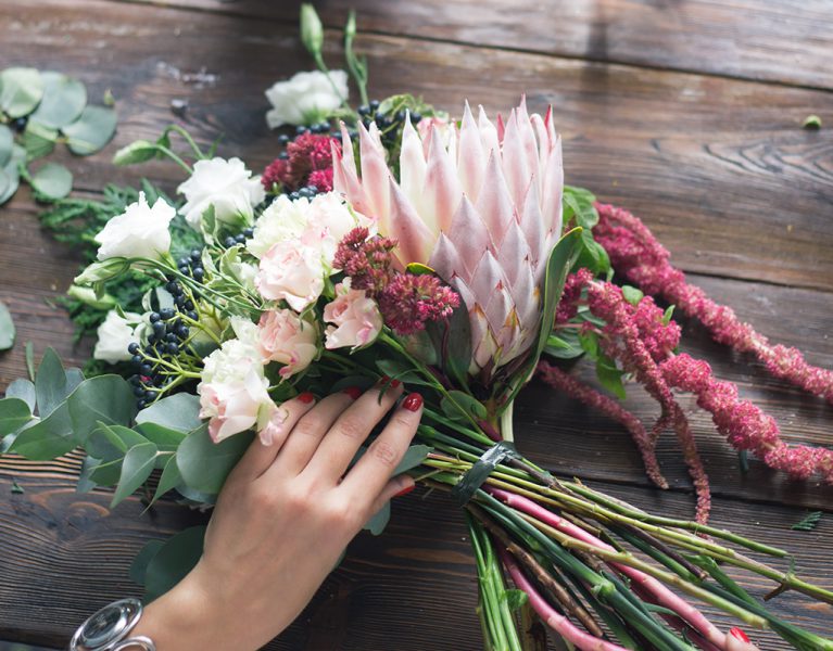 How to Arrange Flowers in 9 Easy Steps